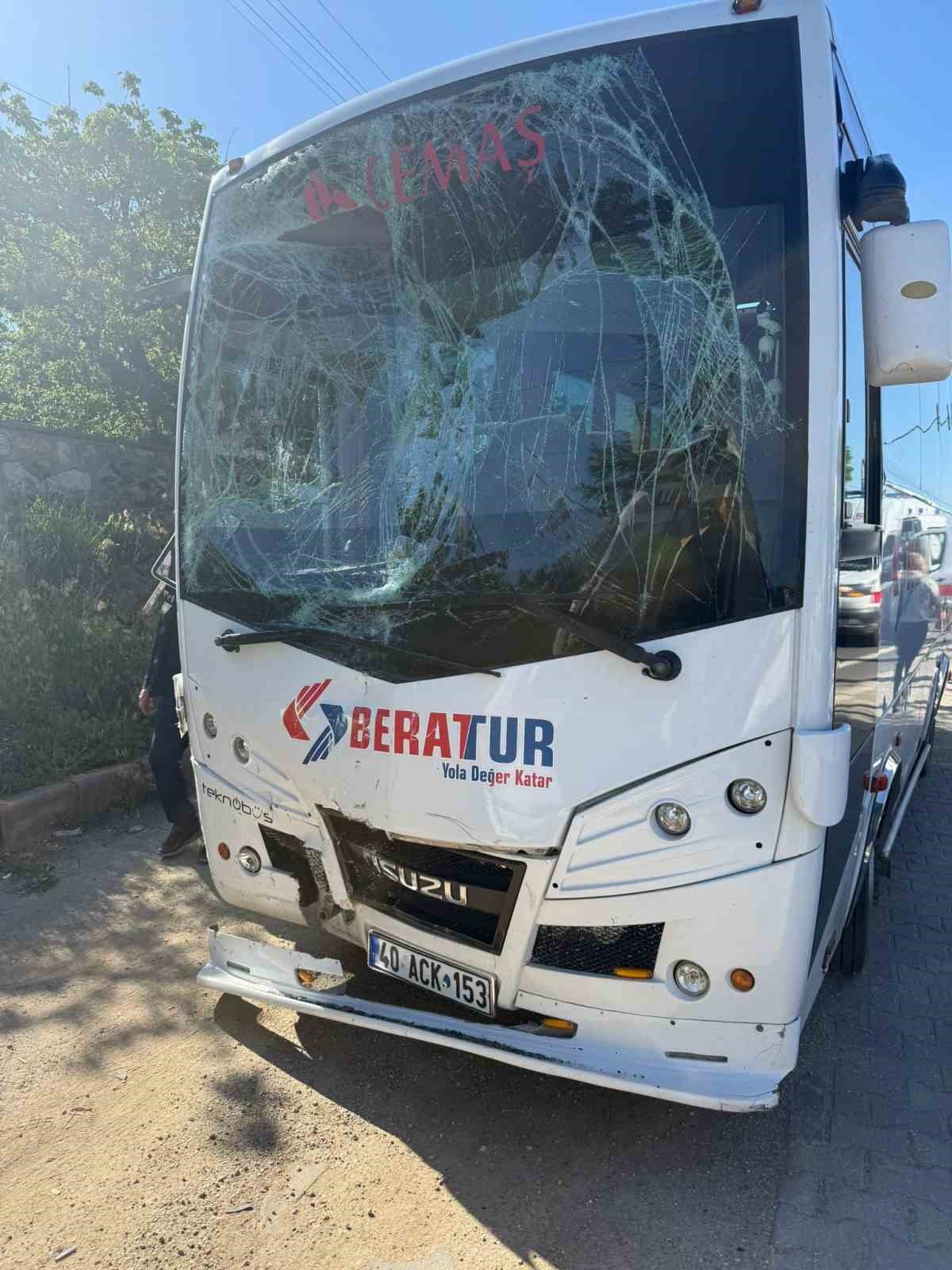 KIRŞEHİR'DE SABAH SAATLERİNDE AYNI FABRİKAYA İŞÇİ TAŞIYAN İKİ SERVİS ARACI IŞIKLARDA...