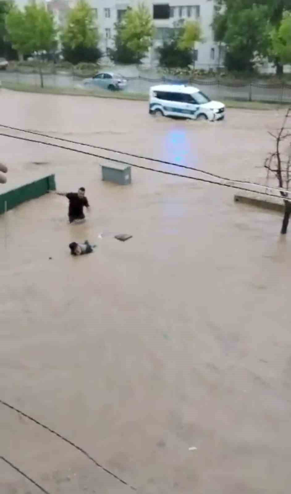 KIRŞEHİR’DE MOTOSİKLETİYLE GİDERKEN SEL SULARINA KAPILARAK SÜRÜKLENEN YAŞLI ADAM, ÇEVREDEKİ...
