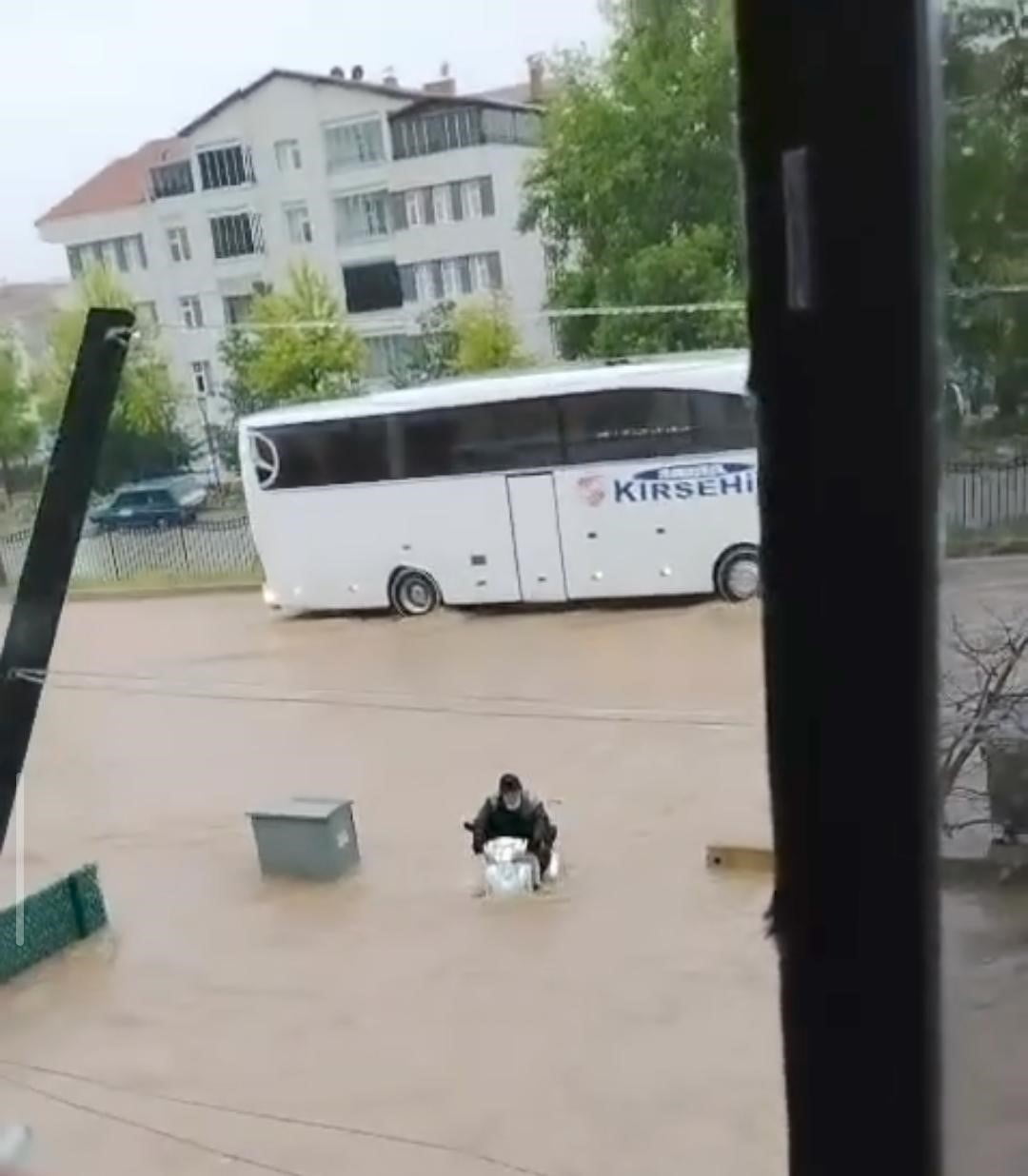 KIRŞEHİR’DE MOTOSİKLETİYLE GİDERKEN SEL SULARINA KAPILARAK SÜRÜKLENEN YAŞLI ADAM, ÇEVREDEKİ...