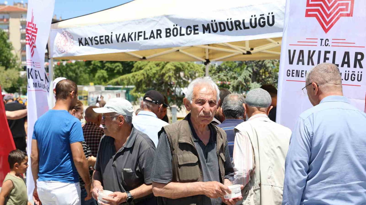 KIRŞEHİR’DE MUHARREM AYI DOLAYISIYLA DÜZENLENEN AŞURE İKRAMI PROGRAMINA VATANDAŞLAR  İLGİ...
