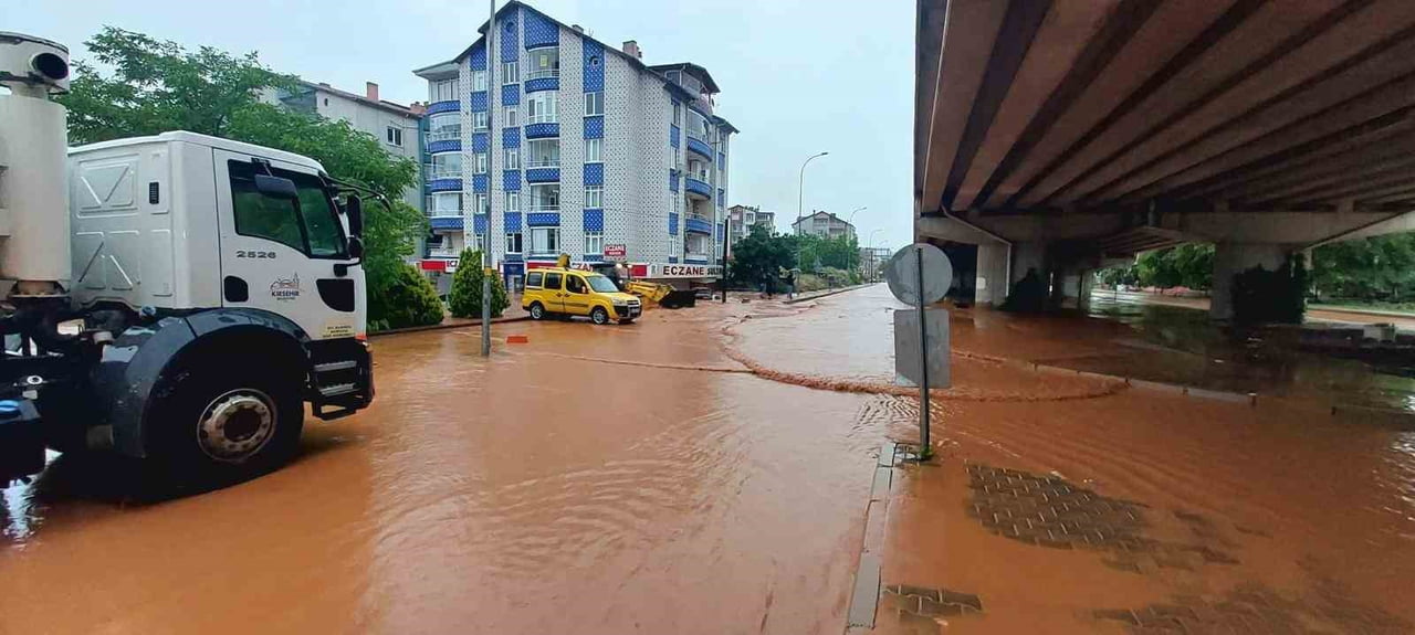 KIRŞEHİR VALİSİ MURAT SEFA DEMİRYÜREK, KENTTE ETKİLİ OLAN SAĞANAK YAĞIŞLARIN ARDINDAN SON DURUMA...