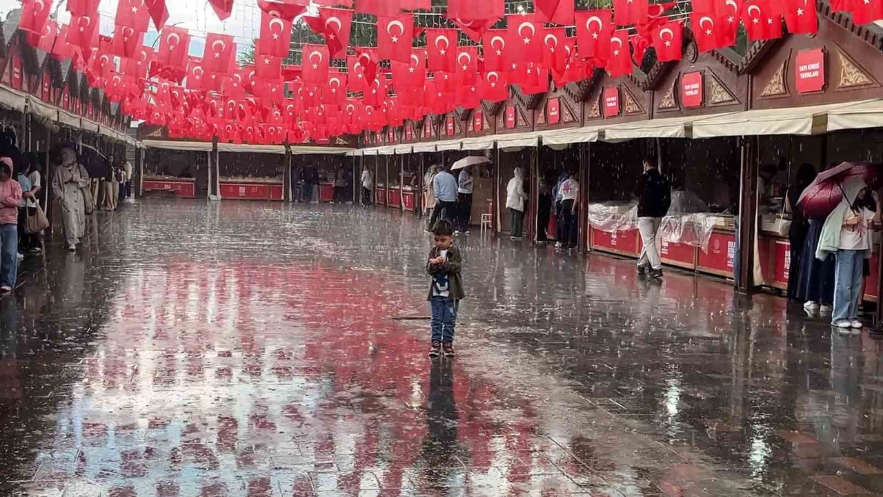 KİTAP FUARI VE KÜLTÜR SANAT FESTİVALİ'NİN AÇILIŞINDA YAĞMURA HAZIRLIKSIZ YAKALANAN VATANDAŞLAR VE...