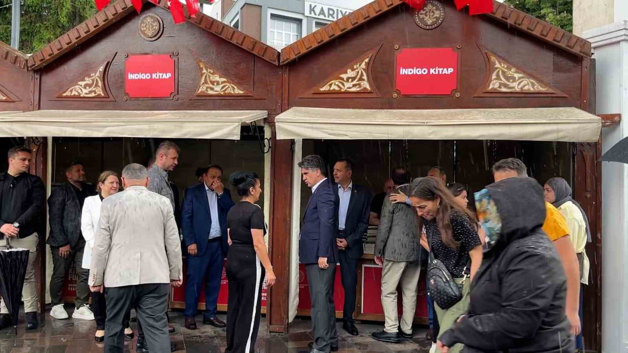 KİTAP FUARI VE KÜLTÜR SANAT FESTİVALİ'NİN AÇILIŞINDA YAĞMURA HAZIRLIKSIZ YAKALANAN VATANDAŞLAR VE...