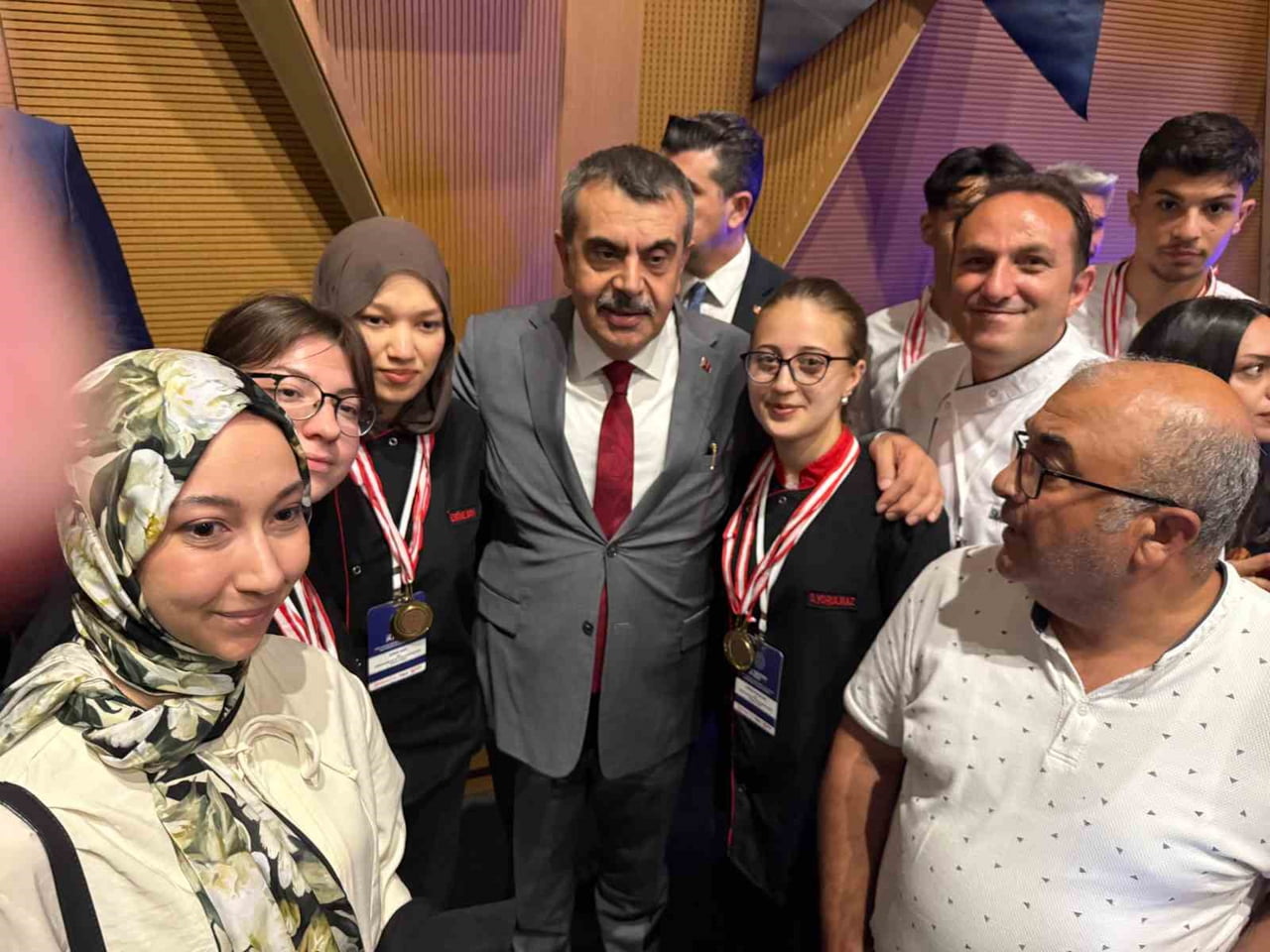 KIZ ÖĞRENCİLERİ MİLLİ EĞİTİM BAKANI YUSUF TEKİN TEBRİK ETTİ