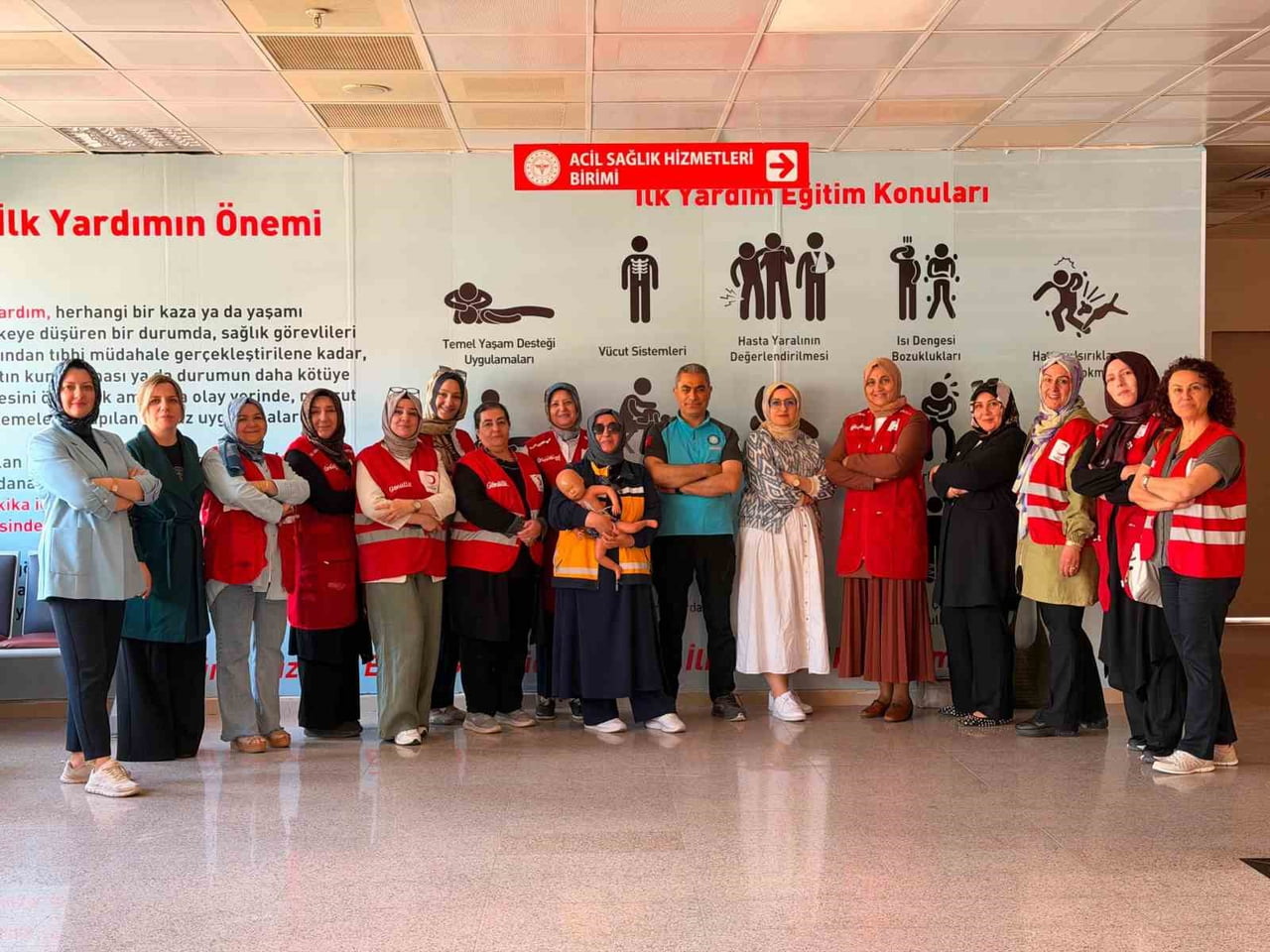 KIZILAY EKİPLERİNE TEMEL İLK YARDIM EĞİTİMİ VERİLDİ