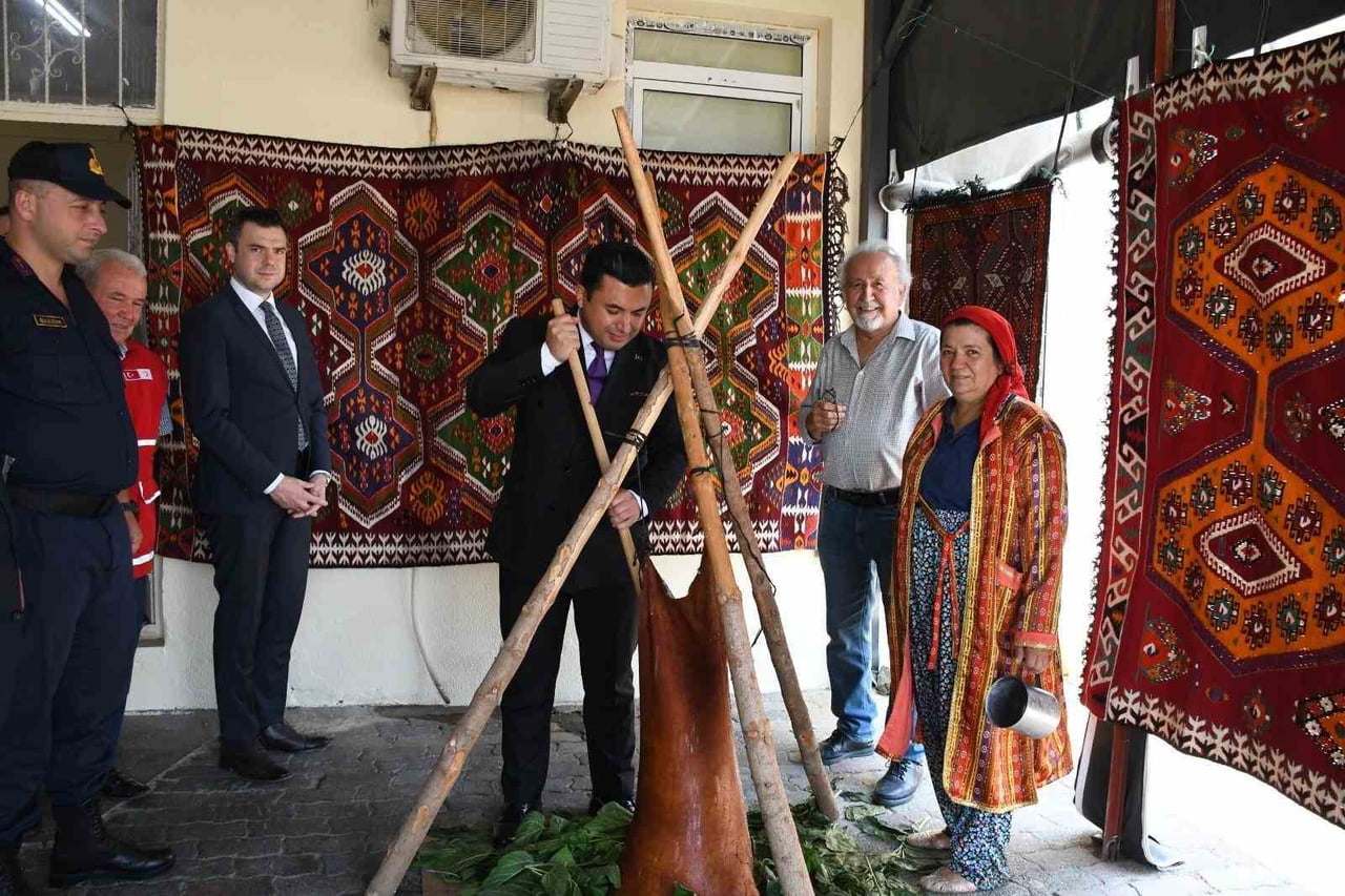 KIZILAY GÖNÜLLÜLERİNİN DE KATKILARIYLA KURUM BAHÇESİNE ASLINA UYGUN BİR YÖRÜK ÇADIRI KURULDU....