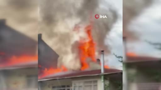 Kızılcahamam'da iki katlı binanın çatısı yandı