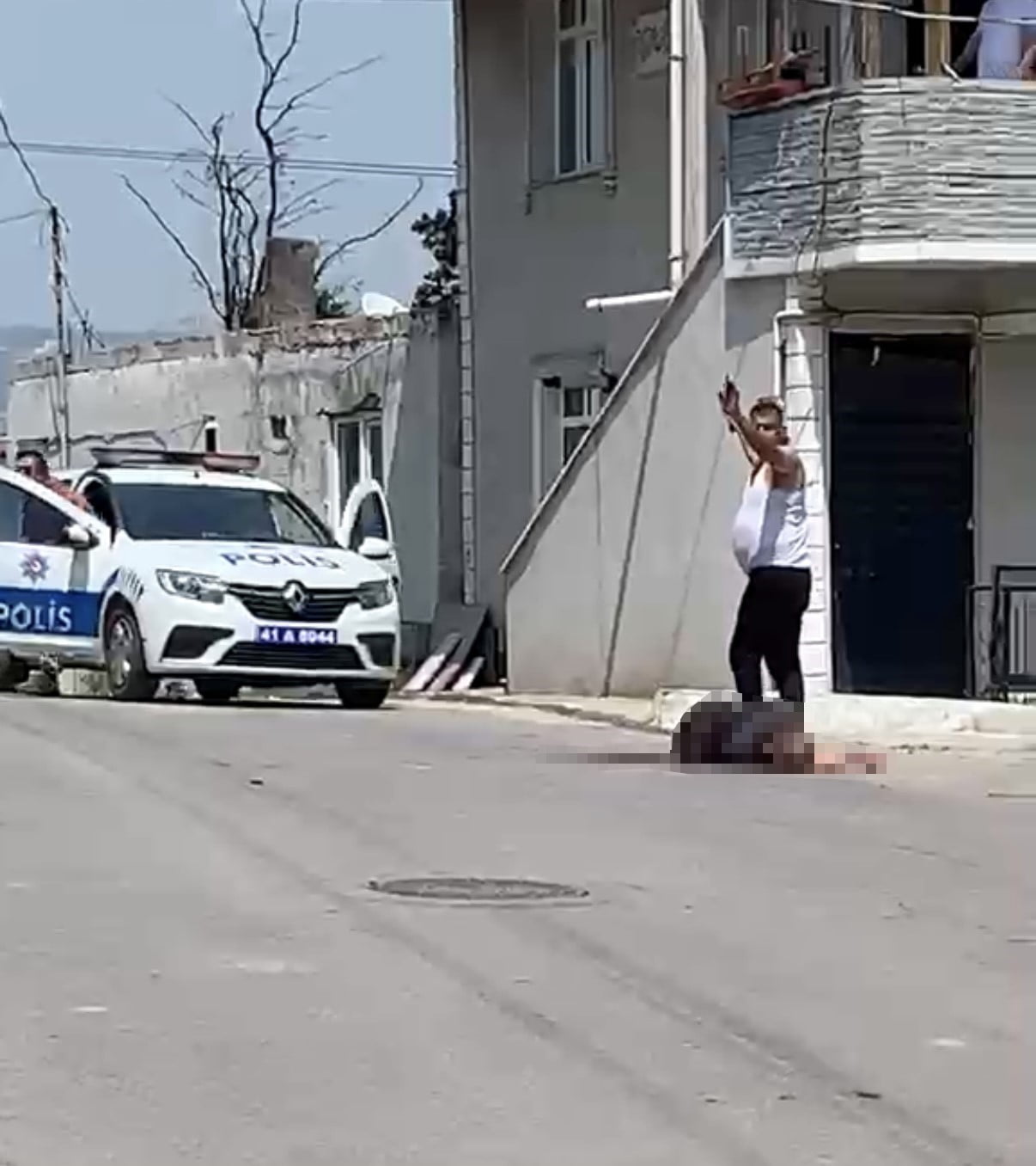 KOCAELİ'DE 5 ÇOCUK ANNESİ KADIN, TARTIŞTIĞI KOCASI TARAFINDAN SOKAK ORTASINDA BIÇAKLANARAK AĞIR...