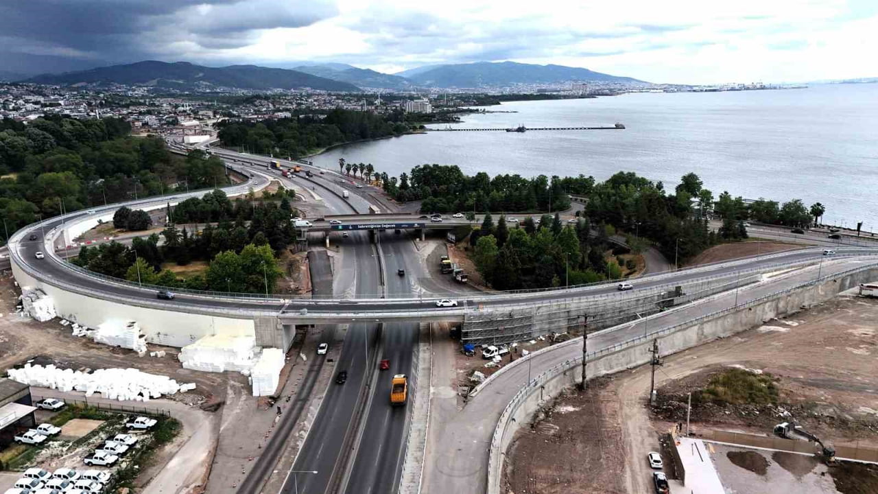 KOCAELİ'DE D-130 KARAYOLU'NDAKİ TRAFİK YOĞUNLUĞUNU AZALTMAK AMACIYLA HAYATA GEÇİRİLEN BAŞİSKELE...