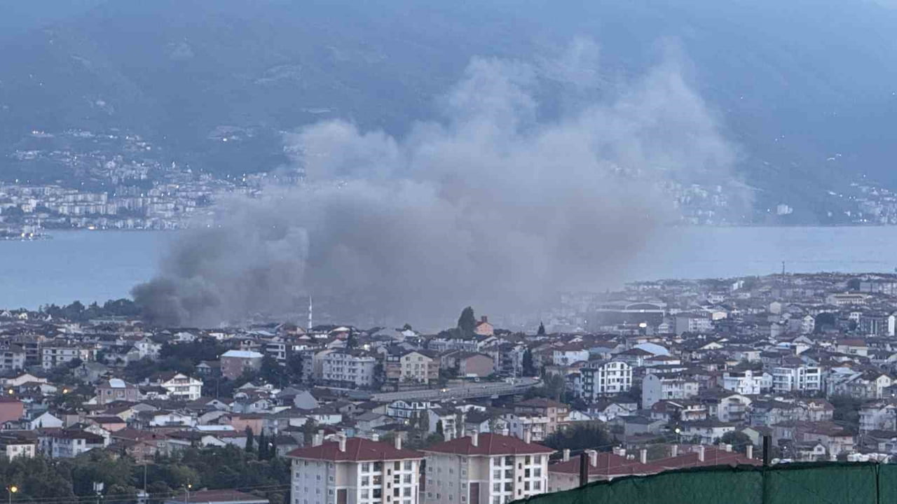 KOCAELİ'DE GECEKONDUDA ÇIKAN YANGIN MAHALLEDE PANİĞE NEDEN OLDU. VATANDAŞLARIN SOKAĞA DÖKÜLDÜĞÜ...