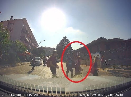 KOCAELİ'DE GÖREVİ BAŞINDAKİ ZABITA PERSONELİNİN, KOLTUK DEĞNEĞİYLE YÜRÜMEKTE GÜÇLÜK ÇEKEN...