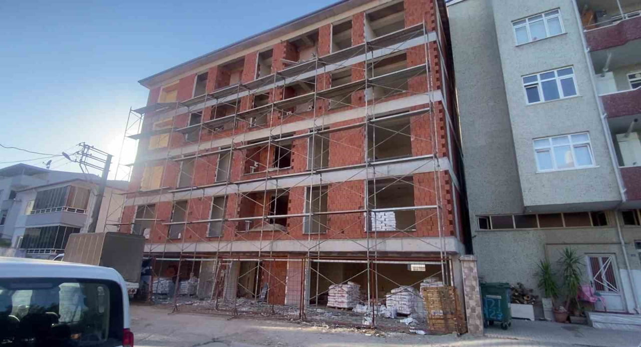 KOCAELİ'DE İNŞAATTA ÇALIŞAN 2 İŞÇİ, DENGELERİNİ KAYBETMELERİ NETİCESİNDE İSKELEDEN DÜŞEREK...