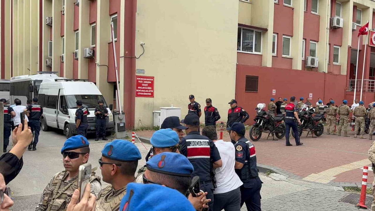 KOCAELİ'DE JANDARMA EKİPLERİNCE RÜŞVET VE TEFECİLİK İDDİASIYLA DÜZENLENEN OPERASYONDA GÖZALTINA...