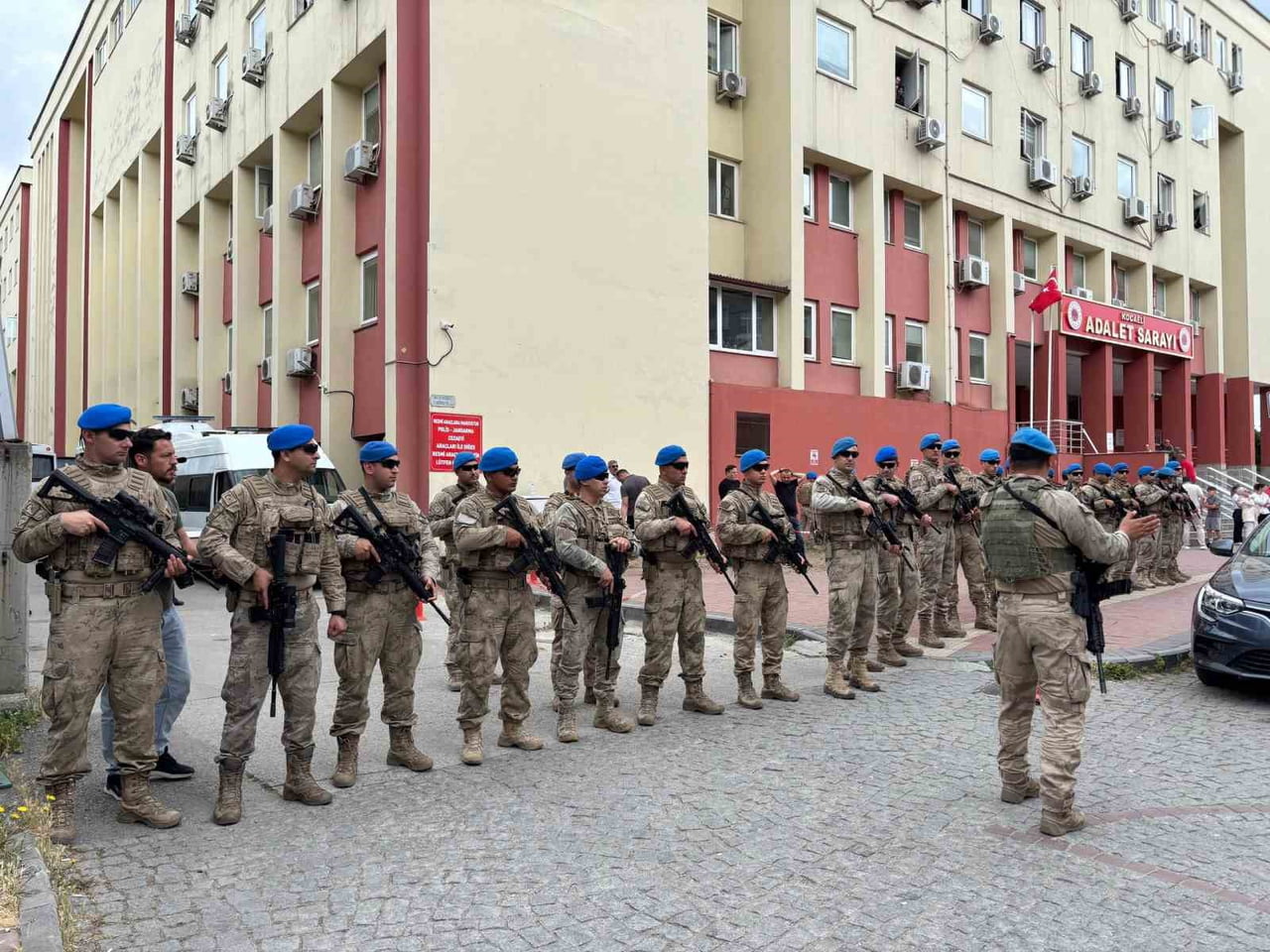 KOCAELİ'DE JANDARMA EKİPLERİNCE RÜŞVET VE TEFECİLİK İDDİASIYLA DÜZENLENEN OPERASYONDA GÖZALTINA...