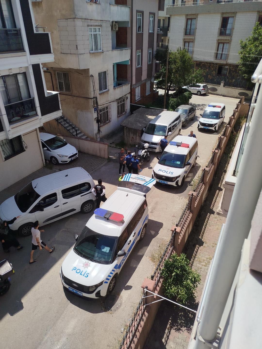 KOCAELİ'DE MİSAFİR OLARAK BULUNDUĞU EVDE BAŞINDAN SİLAHLA VURULMUŞ HALDE BULUNAN GENÇ KADIN...