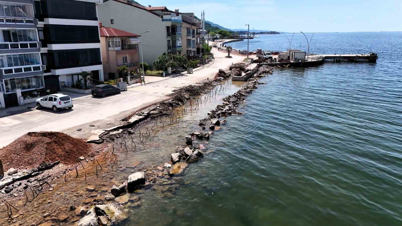 KOCAELİ'DE OLUMSUZ HAVA ŞARTLARINDA DENİZ TAŞKINLARINA SAHNE OLAN GÖLCÜK ULAŞLI SAHİLİ'NDE, 460...