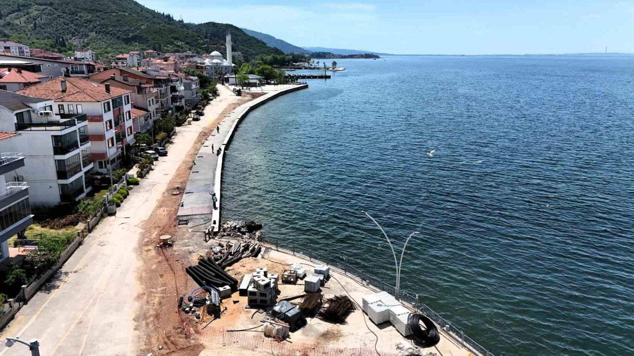 KOCAELİ'DE OLUMSUZ HAVA ŞARTLARINDA DENİZ TAŞKINLARINA SAHNE OLAN GÖLCÜK ULAŞLI SAHİLİ'NDE, 460...