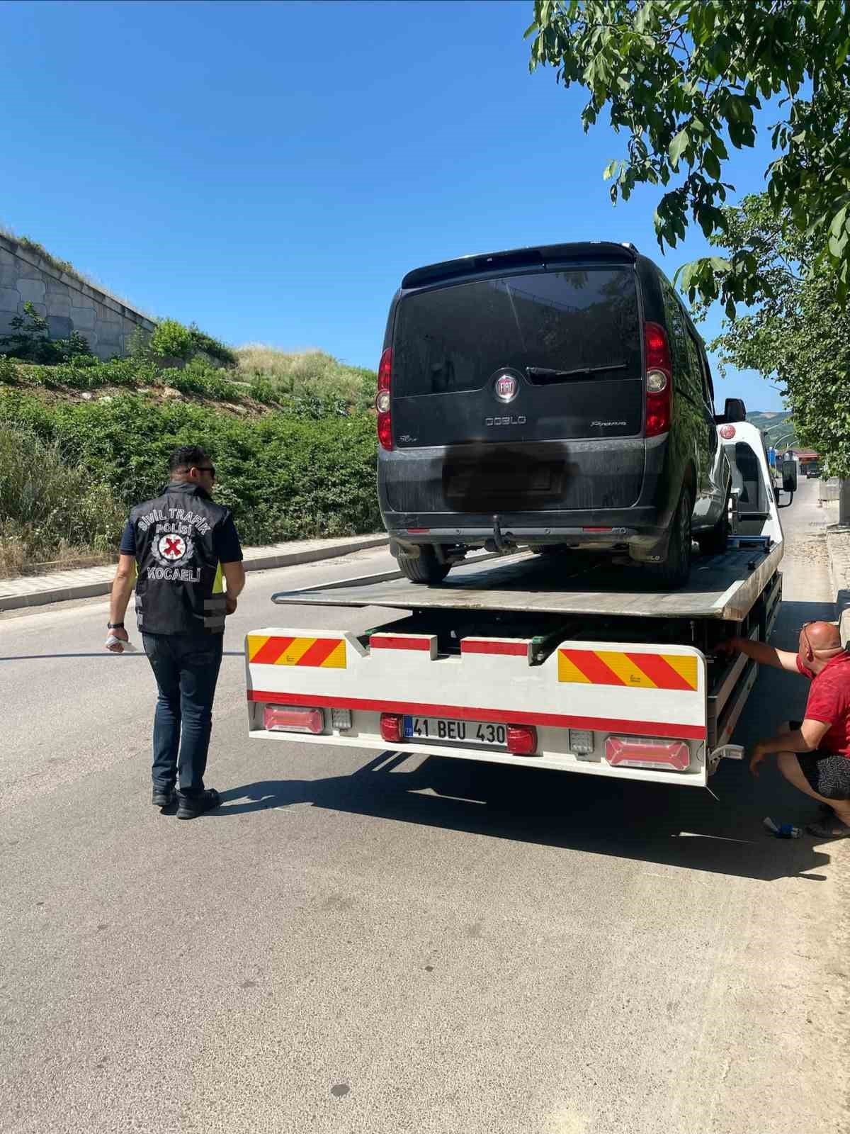KOCAELİ'DE POLİS EKİPLERİNCE GERÇEKLEŞTİRİLEN DENETİMLERDE, KORSAN TAŞIMACILIK YAPTIĞI TESPİT...