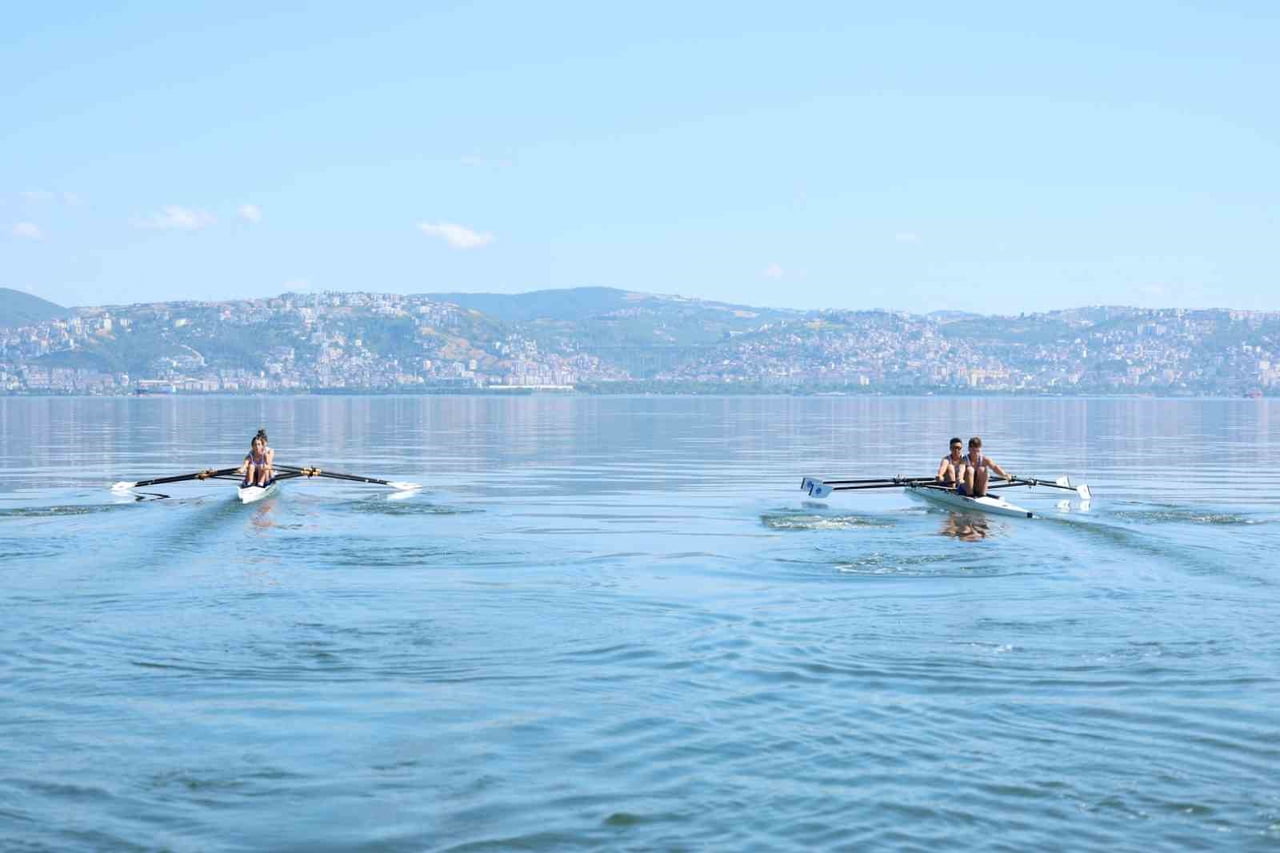 KOCAELİ'DE SU SPORLARINA KAZANDIRILAN GENÇ KÜREKÇİLER, EDİRNE'DE KATILDIKLARI İLK İL DIŞI YARIŞTA...