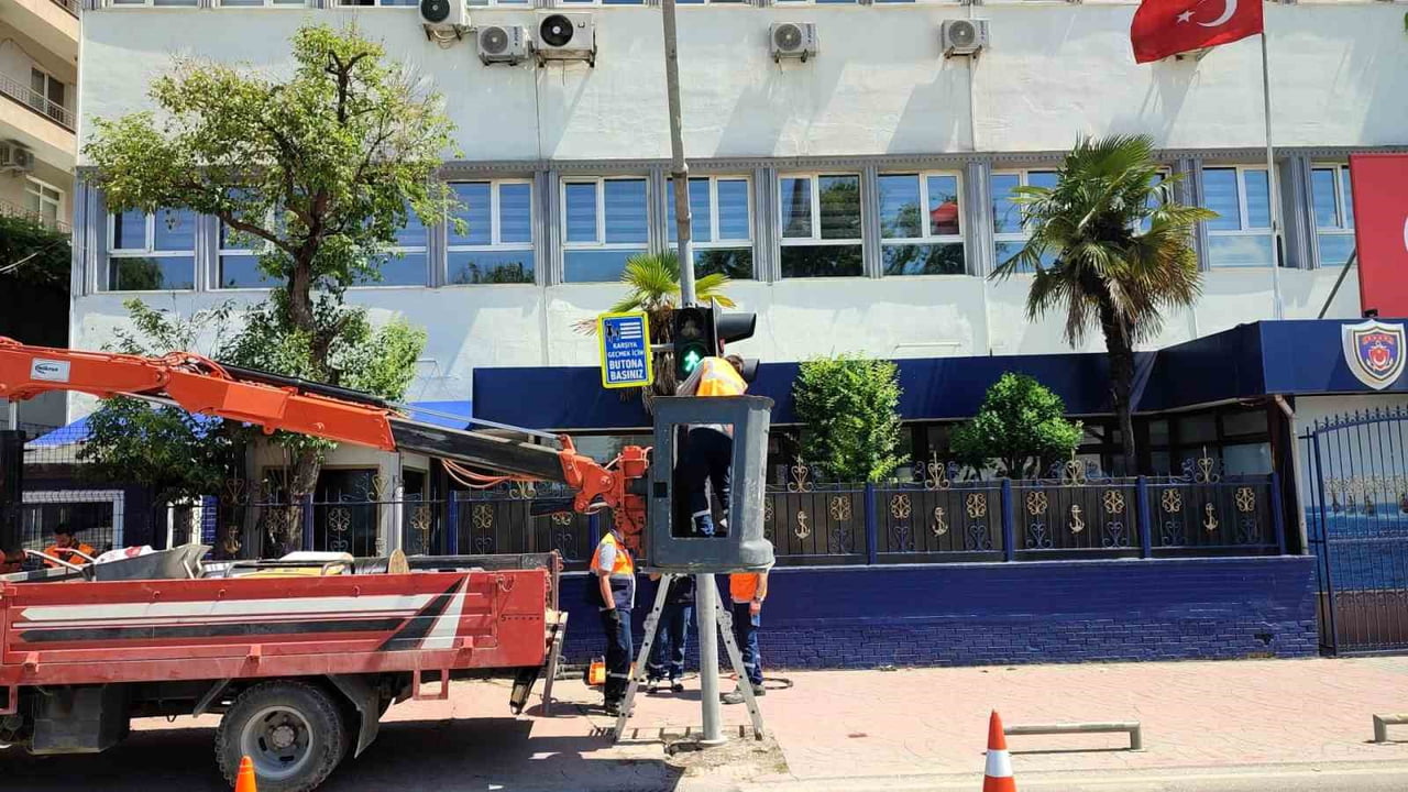 KOCAELİ'DE TRAFİK AKIŞININ KESİNTİSİZ VE GÜVENLİ ŞEKİLDE SÜRDÜRÜLMESİ AMACIYLA 269 KAVŞAKTAKİ...