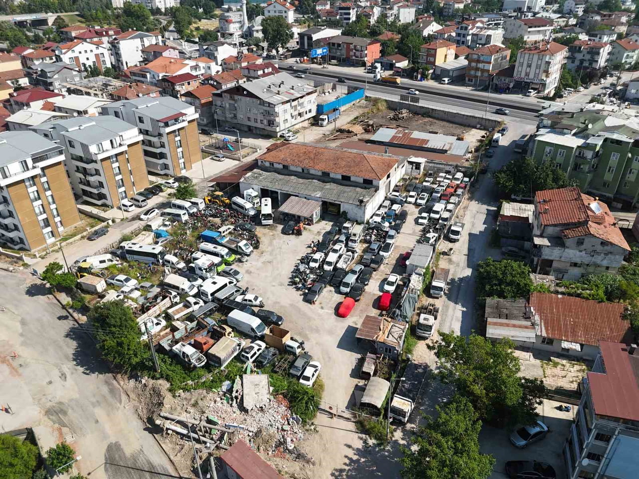 KOCAELİ'DE TRAFİKTEN MEN EDİLEN VEYA HACİZ KARARI BULUNAN YÜZLERCE ARAÇ, SAHİPLERİ TARAFINDAN...