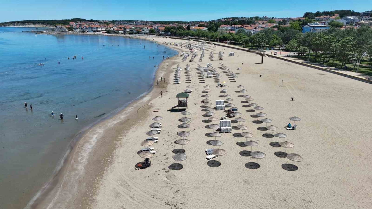 KOCAELİ'DE VATANDAŞLAR, KANDIRA İLÇESİNDEKİ MAVİ BAYRAKLI PLAJLARIN ANLIK YOĞUNLUK İLE HAVA VE...