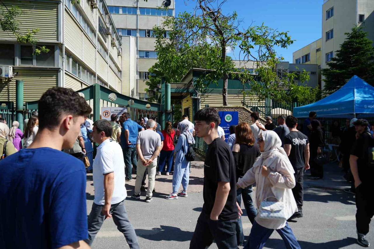 KOCAELİ'DE YÜKSEKÖĞRETİM KURUMLARI SINAVI'NIN (YKS) İKİNCİ GÜN HEYECANI YAŞANDI.