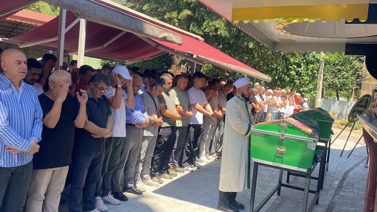 KOCAELİ'DEN TATİL İÇİN GİTTİKLERİ SAKARYA'DA MEYDANA GELEN TRAFİK KAZASINDA HAYATINI KAYBEDEN ANNE...