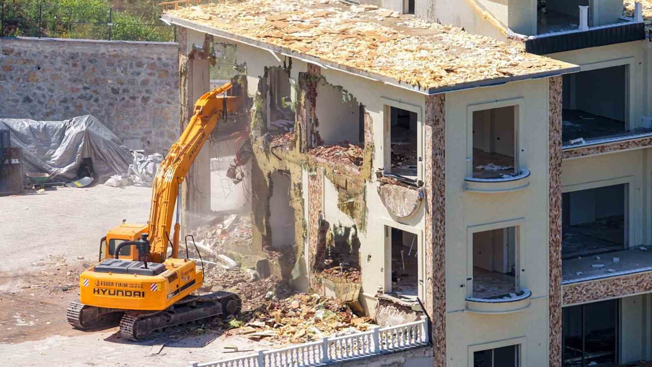 KOCAELİ'NİN BAŞİSKELE İLÇESİNDE YOĞUN ORMAN DOKUSU İÇERİSİNE RUHSATSIZ OLARAK İNŞA EDİLDİĞİ TESPİT...