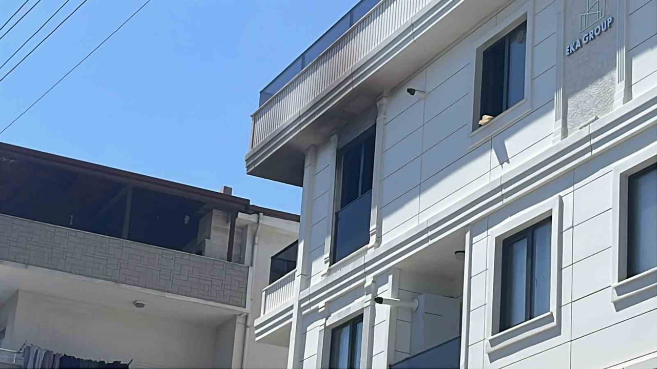 KOCAELİ'NİN DARICA İLÇESİNDE 5 KATLI BİNANIN 4. KATINDA ÇIKAN YANGINDA MAHSUR KALAN HAMİLE KADIN...