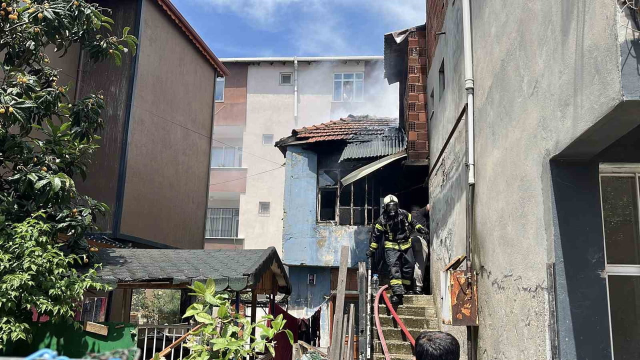 KOCAELİ'NİN DARICA İLÇESİNDE BOŞ BİR BİNADA ÇIKAN YANGIN SEBEBİYLE YANDAKİ BİNAYA DOLAN DUMANDAN...