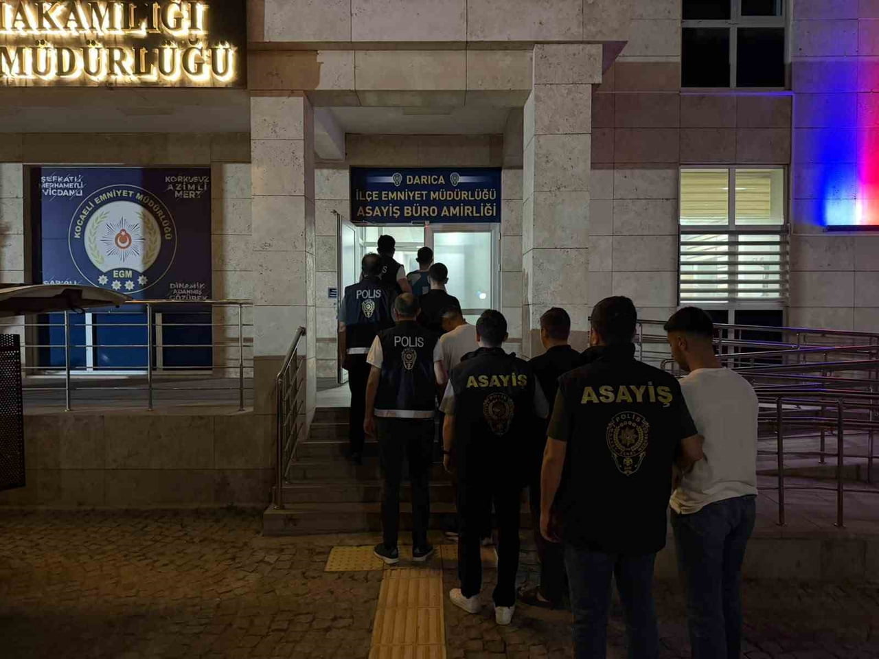 KOCAELİ'NİN DARICA İLÇESİNDE MARKET VE KUYUMCUYA YÖNELİK SİLAHLI TEHDİT VE YAĞMA OLAYLARINA...