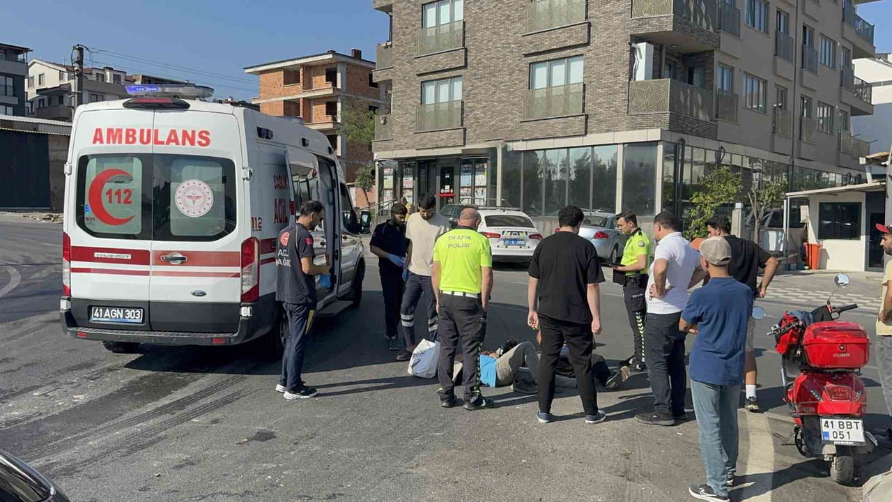 KOCAELİ'NİN DARICA İLÇESİNDE TERS YÖNE GİREN OTOMOBİL İLE KARŞI YÖNDEN GELEN MOTOSİKLETİN...