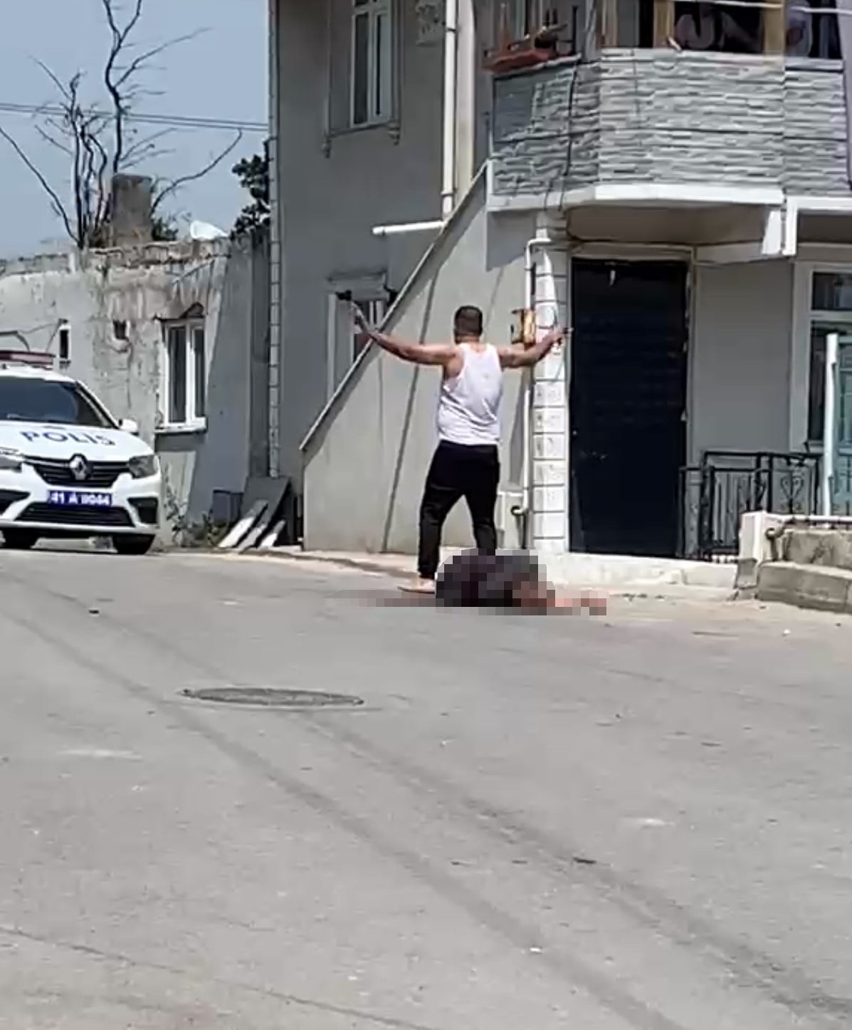 KOCAELİ'NİN DİLOVASI İLÇESİNDE KOCASI TARAFINDAN SOKAK ORTASINDA BIÇAKLANAN KADIN HAYATINI...