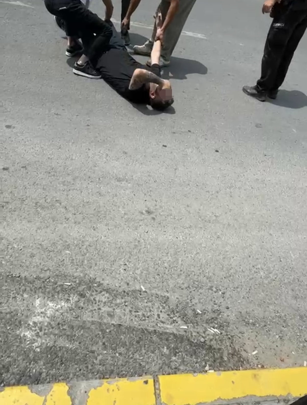 KOCAELİ'NİN GEBZE İLÇESİNDEKİ ADLİYE BİNASI ÖNÜNDE DÜZENLENEN SİLAHLI SALDIRIDA BİR KİŞİ...