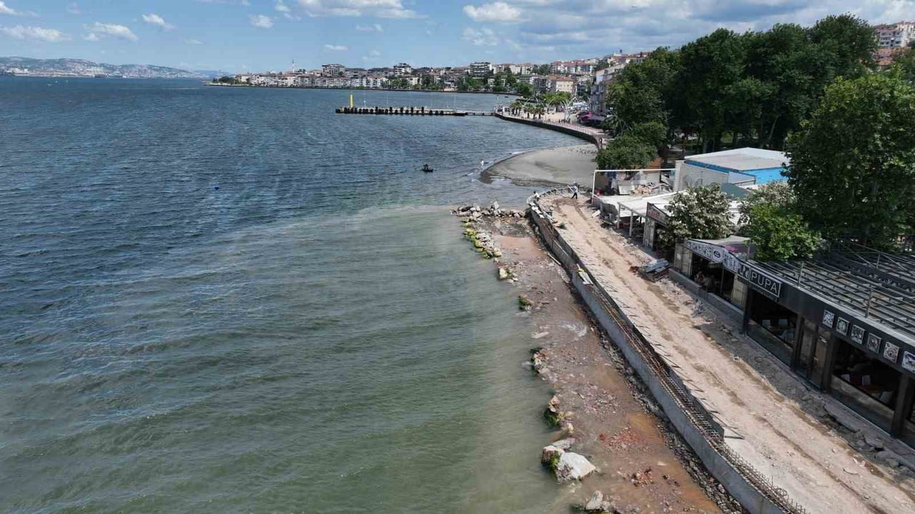 KOCAELİ'NİN GÖLCÜK İLÇESİNDEKİ DEĞİRMENDERE SAHİLİ'NDE YÜRÜTÜLEN MODERNİZASYON ÇALIŞMALARINDA SONA...