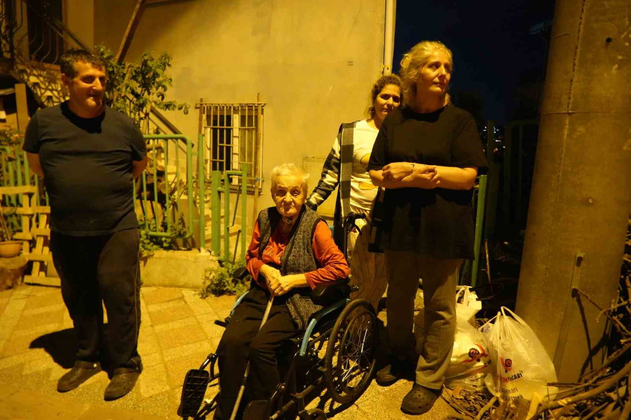 KOCAELİ'NİN İZMİT İLÇESİNDE 2 KATLI EVDE MUTFAK TAVANINDAN SIVA DÜŞMESİ PANİĞE NEDEN OLDU. YEMEK...