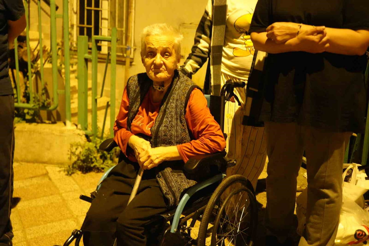 KOCAELİ'NİN İZMİT İLÇESİNDE 2 KATLI EVDE MUTFAK TAVANINDAN SIVA DÜŞMESİ PANİĞE NEDEN OLDU. YEMEK...