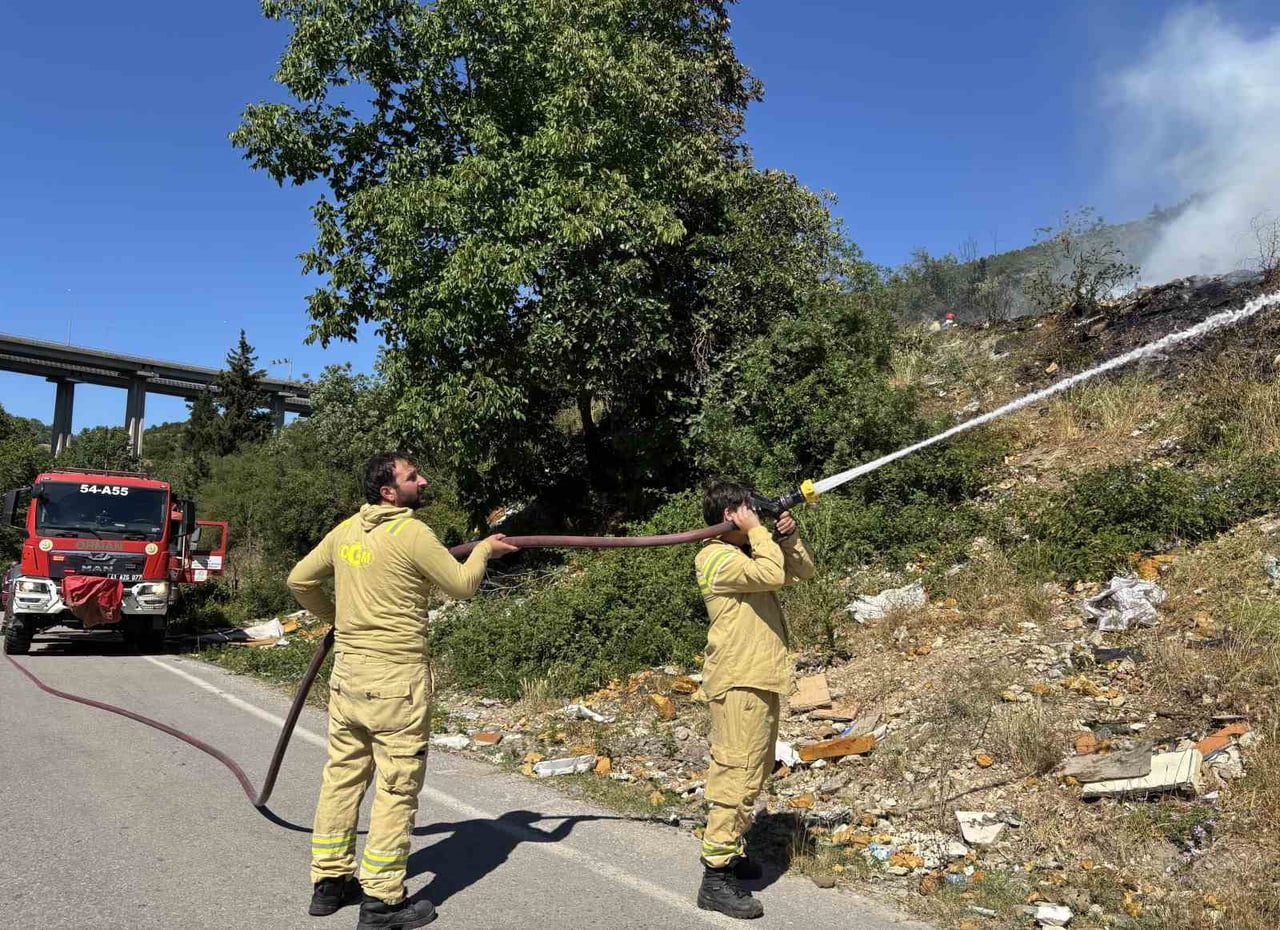 KOCAELİ'NİN İZMİT İLÇESİNDE AĞAÇLIK ALANDA ÇIKAN YANGINI SÖNDÜRME ÇALIŞMALARI DEVAM...
