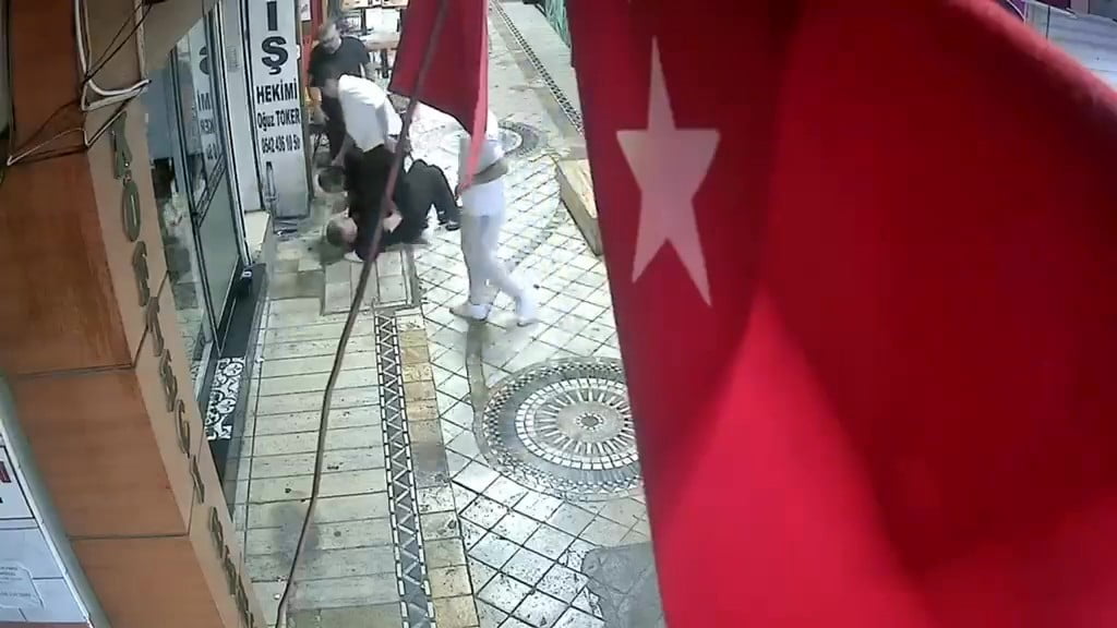 KOCAELİ'NİN İZMİT İLÇESİNDE BİR ŞAHIS, 4 KİŞİ TARAFINDAN TEKME VE YUMRUKLARLA ÖLDÜRESİYE DARP...