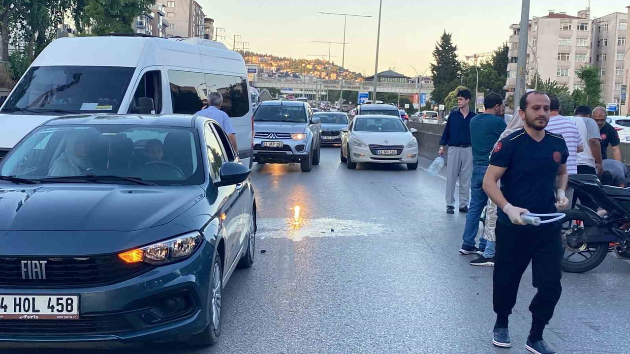 KOCAELİ'NİN İZMİT İLÇESİNDE D-100 KARAYOLUNDA OTOMOBİLE ARKADAN ÇARPAN MOTOSİKLET SÜRÜCÜSÜ AĞIR...