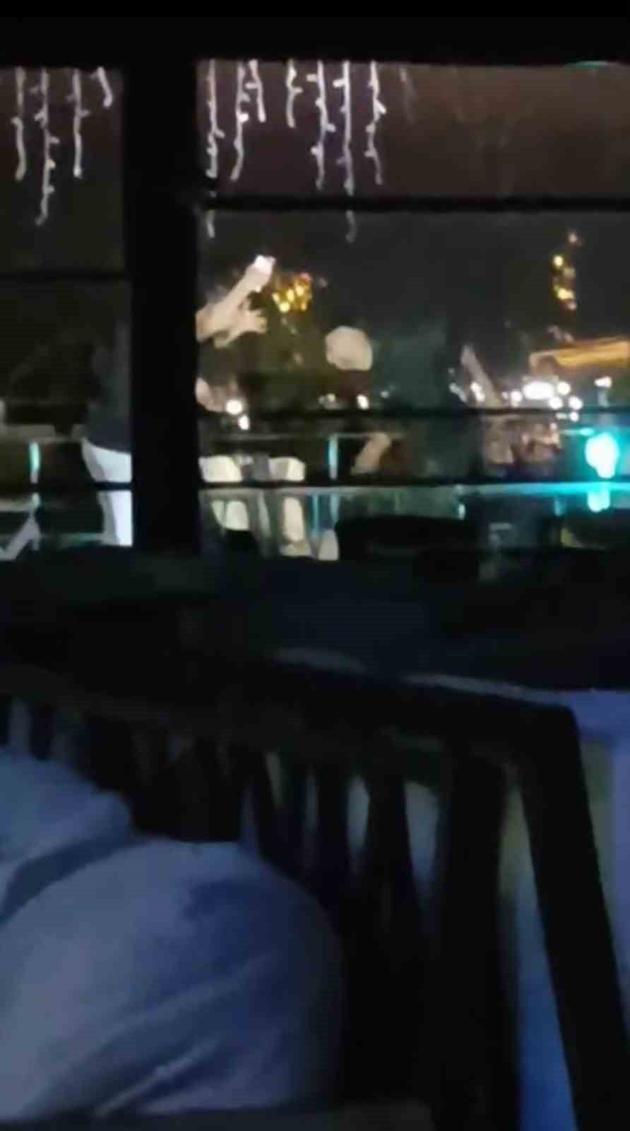 KOCAELİ'NİN İZMİT İLÇESİNDE GECE SAATLERİNDE ÇIKAN BIÇAKLI KAVGA VE O ESNADA YAŞANAN İLGİNÇ ANLAR...