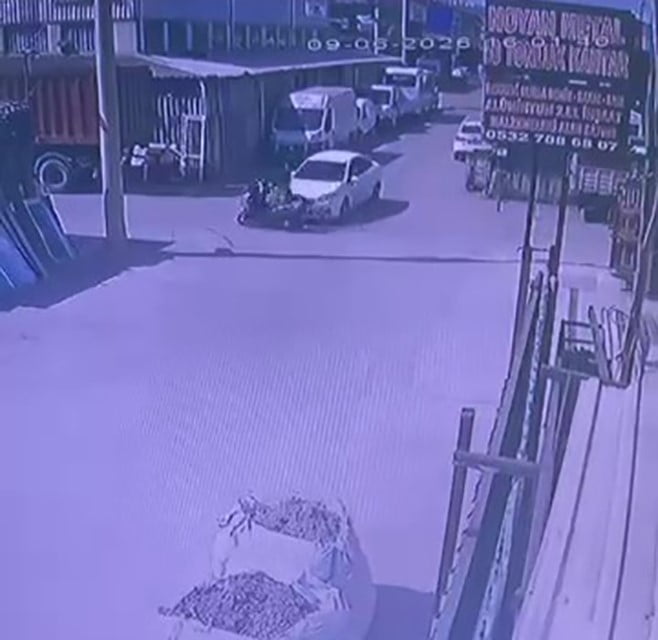 KOCAELİ'NİN İZMİT İLÇESİNDE OTOMOBİLLE ÇARPIŞAN MOTOSİKLETLİ SÜRÜCÜ SAVRULARAK YARALANDI. KAZA ANI...