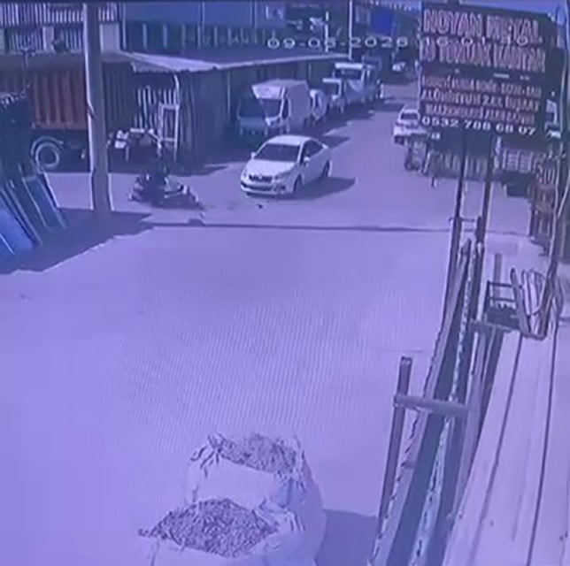 KOCAELİ'NİN İZMİT İLÇESİNDE OTOMOBİLLE ÇARPIŞAN MOTOSİKLETLİ SÜRÜCÜ SAVRULARAK YARALANDI. KAZA ANI...