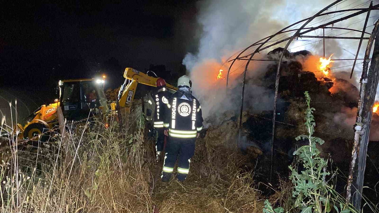 KOCAELİ'NİN İZMİT İLÇESİNDE SERADA ÇIKAN VE YAKLAŞIK 800 SAMAN BALYASININ YANDIĞI YANGIN, İTFAİYE...
