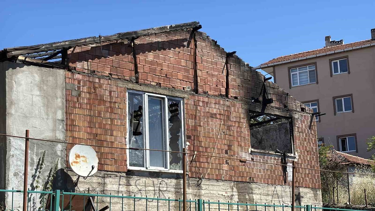 KOCAELİ'NİN İZMİT İLÇESİNDE TEK KATLI EVDE ÇIKAN YANGIN İTFAİYE EKİPLERİNCE SÖNDÜRÜLDÜ. YANGININ...