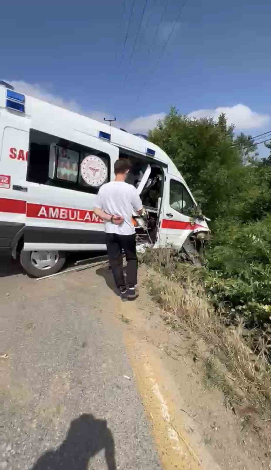 KOCAELİ'NİN KANDIRA İLÇESİNDE HASTA TAŞIDIĞI SIRADA KONTROLDEN ÇIKARAK YEŞİLLİK ALANA SAVRULAN...