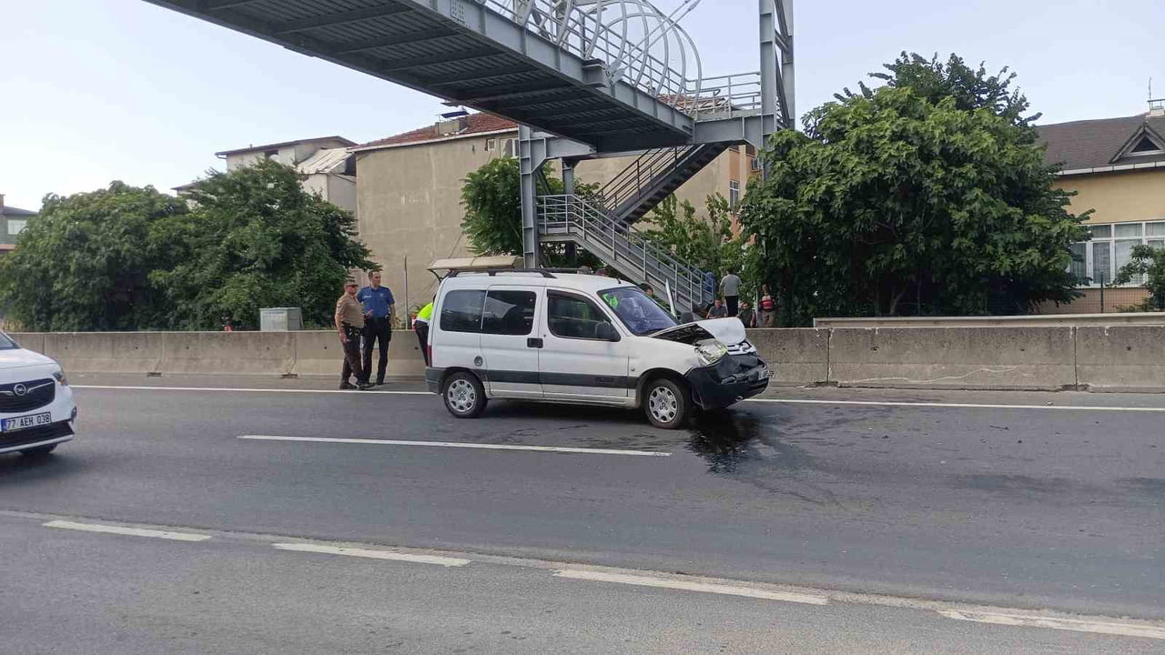 KOCAELİ'NİN KARAMÜRSEL İLÇESİNDE 2 ARACIN KARIŞTIĞI KAZADA 2 KİŞİ YARALANDI
