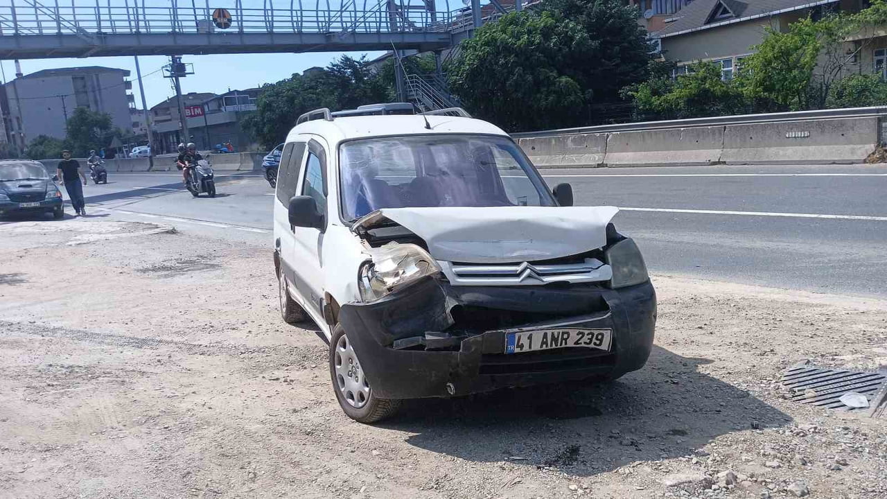 KOCAELİ'NİN KARAMÜRSEL İLÇESİNDE 2 ARACIN KARIŞTIĞI KAZADA 2 KİŞİ YARALANDI