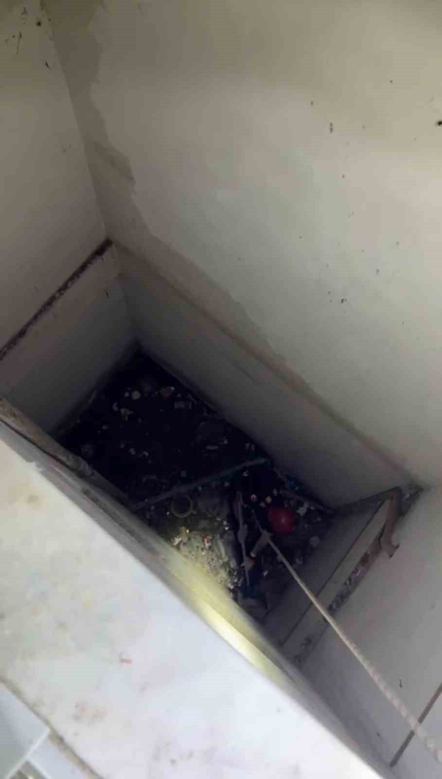 KOCAELİ'NİN KARAMÜRSEL İLÇESİNDE APARTMANIN BOŞLUĞUNA DÜŞEREK MAHSUR KALAN YAVRU MARTI, İTFAİYE...